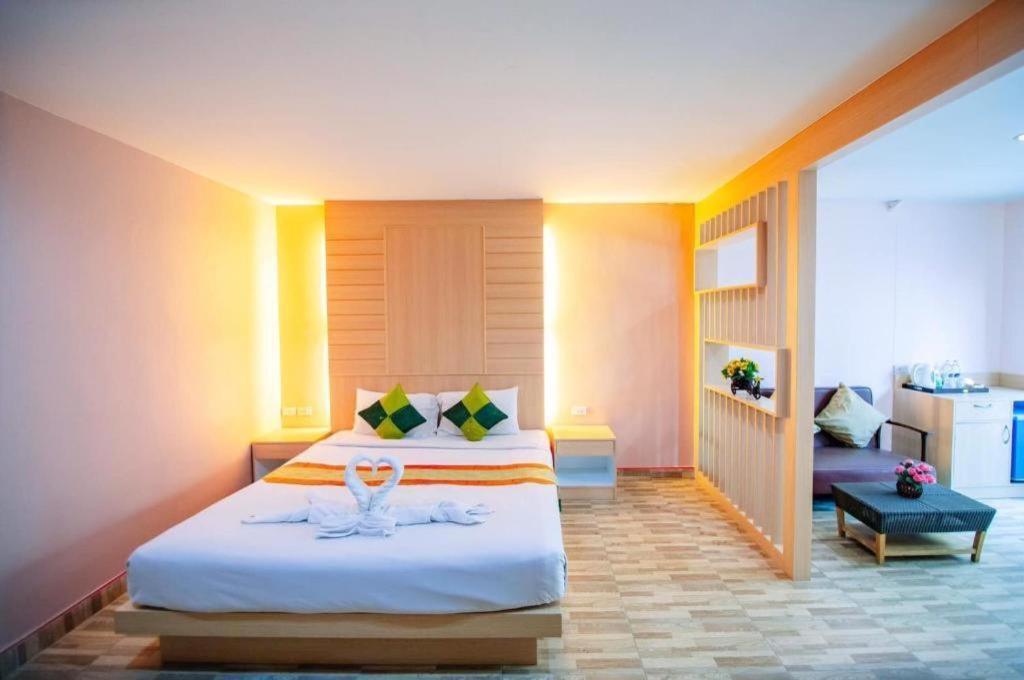 Oyo 343 Wanna Marine Hotel Patong Luaran gambar