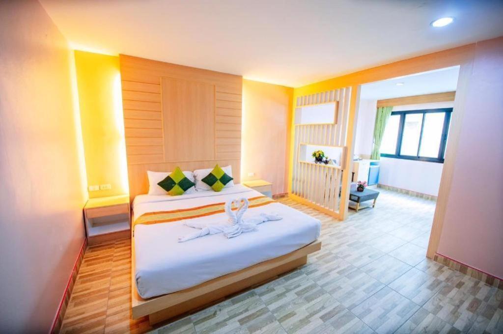 Oyo 343 Wanna Marine Hotel Patong Luaran gambar